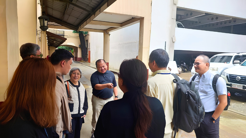 Delegation members view the ongoing construction of the new NIH Building, which will house the future HLARQC facilities.